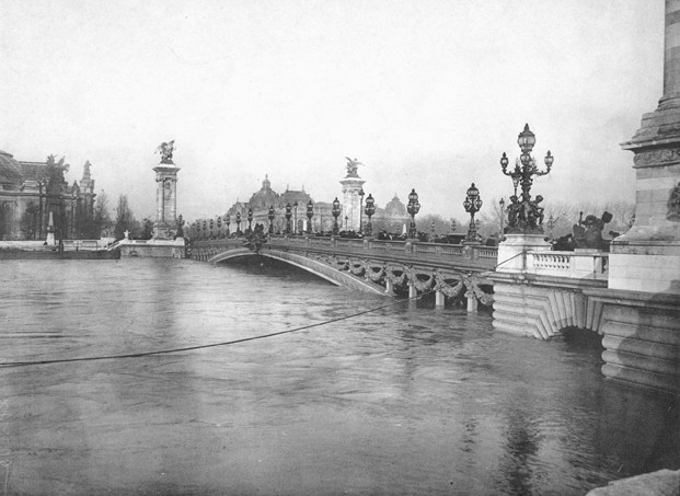 crue-paris-pont_alexandre_III