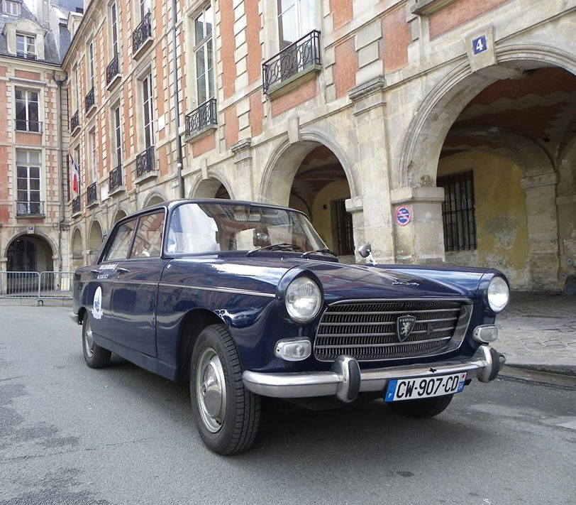 Peugeot 404 Place des Vosges