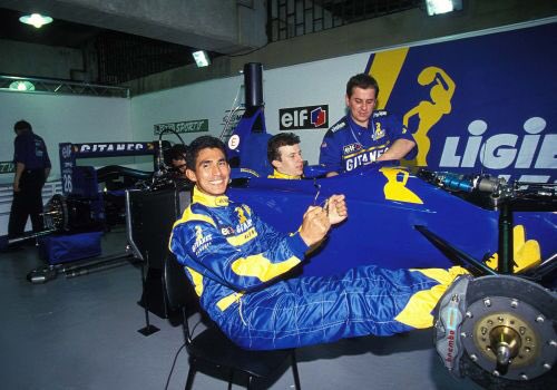 Aguri Suzuki dans le stand Ligier avec Panis