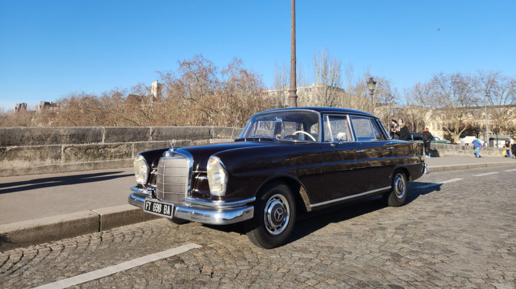 Mercedes 220s W111 Paris