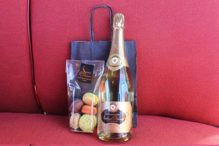 champagne + macaron Paris Balade